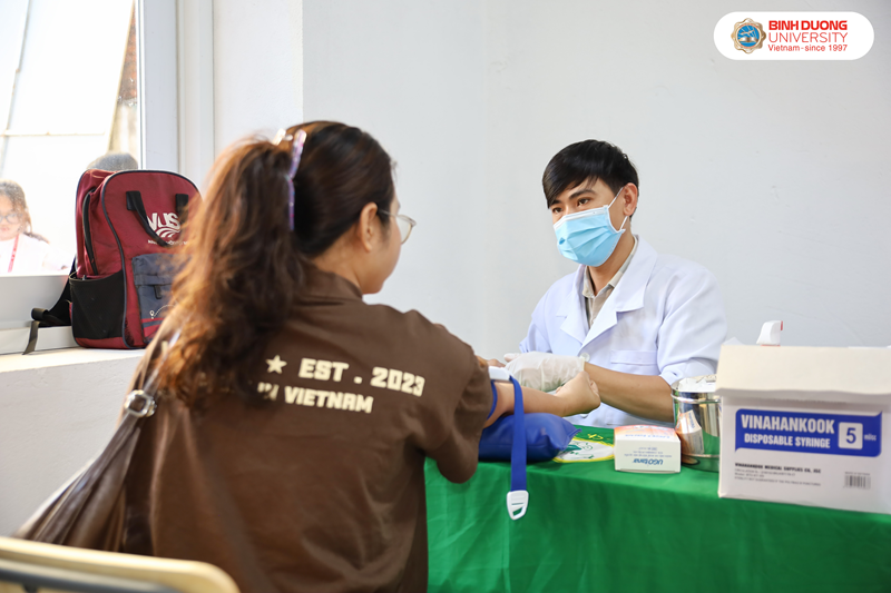 sinh vien k28 kham suc khoe (6)